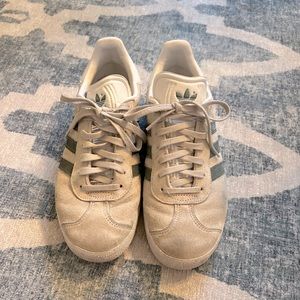 Adidas Gazelle Sneakers. Women’s 8/ Mens 7